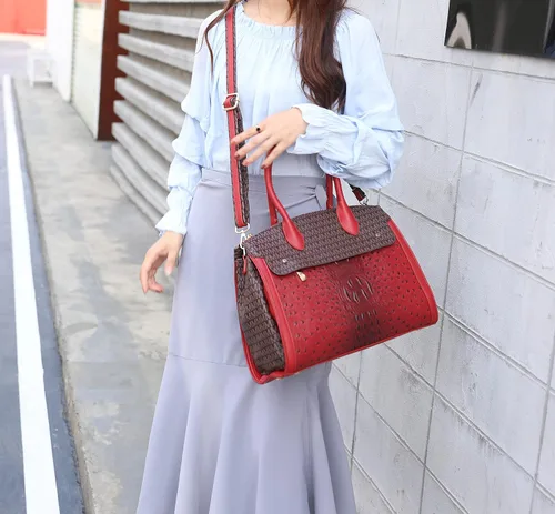 Vista 3 de Moderna bolsa de hombro y mano para mujer con asa superior de la colección Mia K