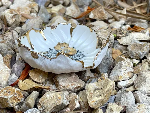 Vista 4 de Plato de anillo de flor de loto y mariposa de oro blanco y verde con inicial S, placa de joyería de cerámica hecha a mano con monograma - Foto