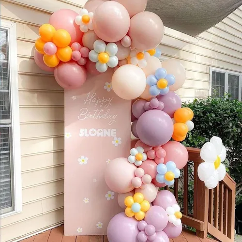 Vista 4 de Kit de arco de globos pastel, guirnalda de arco de globos de margaritas con globos de látex de arco iris rosa macarrón, azul, morado, amarillo