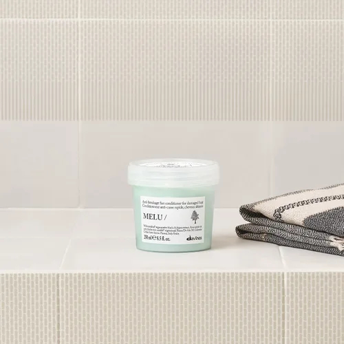 Vista 4 de Davines MELU/Conditioner, Anti-Breakage & Fortifying Formula for Long or Damaged Hair - Smooths Split Ends with Black Chickpea - Lightweight