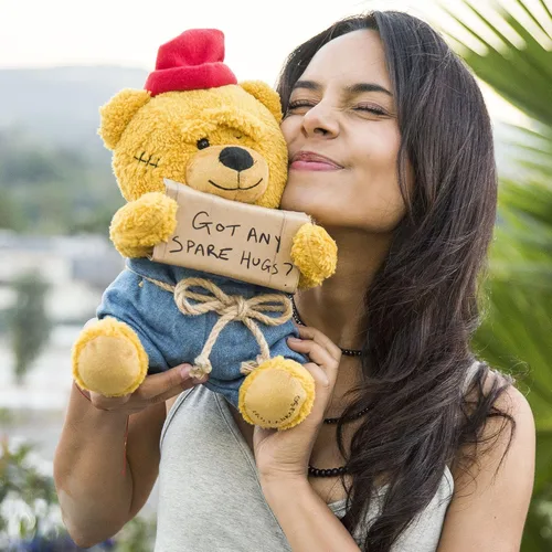 Vista 4 de Hollabears Oso de peluche para el día de San Valentín Hobo Got Any Spare Hugs de 10 pulgadas