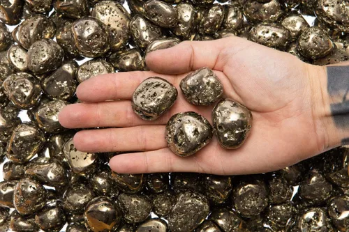 Vista 4 de Fantasia Materiales: 1/2 lb de pirita natural (oro tonto) Piedras pulidas de Perú