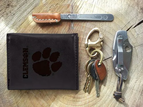 Vista 2 de Rico Industries NCAA Clemson Tigers - Billetera triple para hombre, 9 bolsillos con logotipo del equipo grabado con láser en piel vegana, diseño