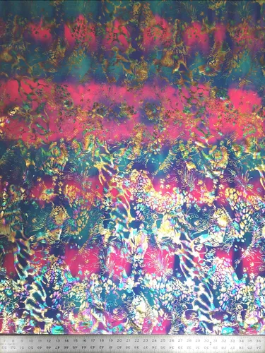 Vista 6 de The Yard - Patrón abstracto de lámina de arcoíris brillante en tela elástica de nailon y elastano brillante (rosa intenso/turquesa)