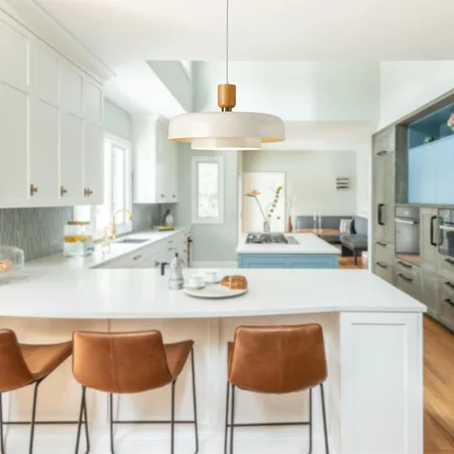 Vista 8 de Lámpara Colgante Grande Moderna de 19.68 Pulgadas, 2 Niveles con Pantallas Crema Suaves, Acento de Madera Natural y Latón, Candelabro de Mediados