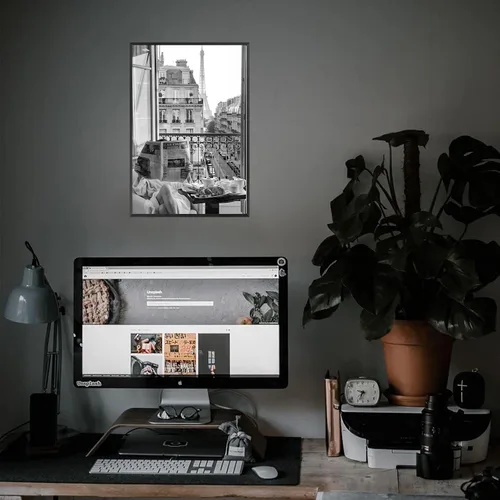 Vista 7 de Lienzo vintage con chica leyendo periódico, vista de la Torre Eiffel, arte de pared retro en blanco y negro, feminista, estética de habitación