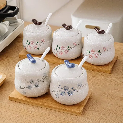 Vista 5 de 2 tarros de cerámica retro para condimentos, 13.5 onzas, de porcelana, para condimentos, azucareros, con tapas, cucharas y bandeja de madera para 2
