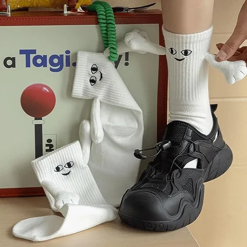 Vista 5 de Lucakuins Calcetines de mano divertidos Novlty Parejas Magnéticos Tomados de las Manos Calcetines Unisex 3D Muñeca Medio Tubo Mano en Calcetines