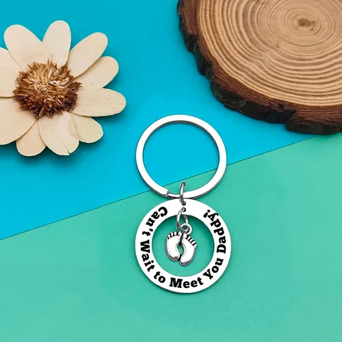 Vista 2 de Llavero de regalo para papá nuevo, regalo para papá por primera vez, regalo de esposa, anuncio de bebé, regalos de embarazo para el nuevo padre que