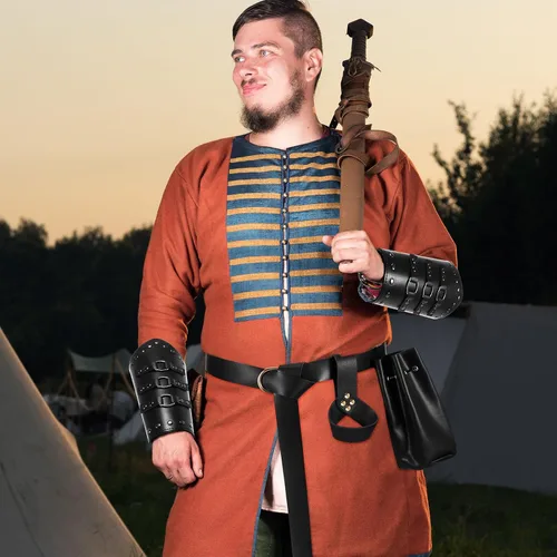 Vista 5 de Xtinmee 5 piezas de accesorios de disfraz de cuero medieval renacentista para Halloween, cinturón medieval, protector de brazo, espada, daga, rana