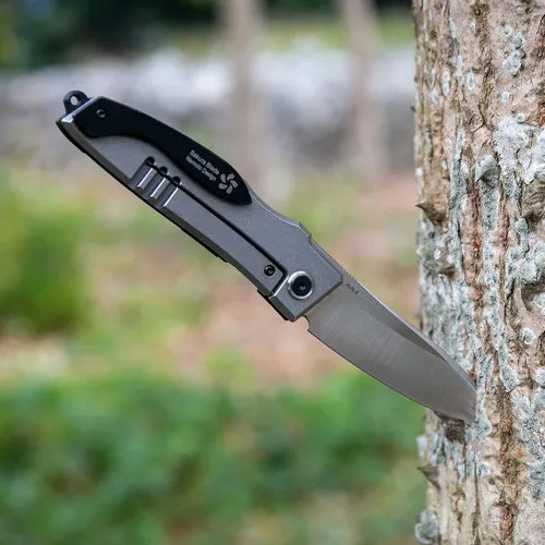 Vista 3 de KATSU Cuchillo de bolsillo plegable japonés, diseño de hoja Sakura Nemoto (gris)