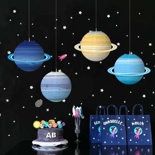 Vista 6 de 8 linternas de planetas de papel 3D de gran tamaño para decoración de fiesta de cumpleaños de niños con temática de astronautas, espacio exterior