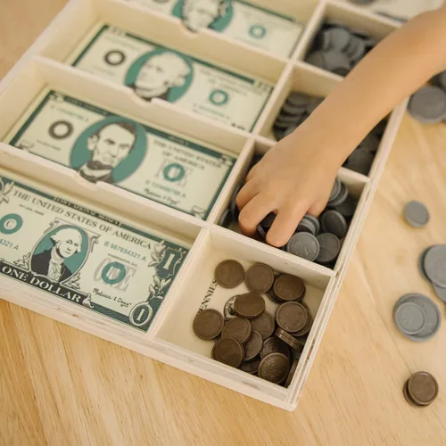Vista 10 de Melissa & Doug - Juego de dinero educativo con billetes de papel y monedas de plástico (50 de cada denominación) y cajón de efectivo de madera