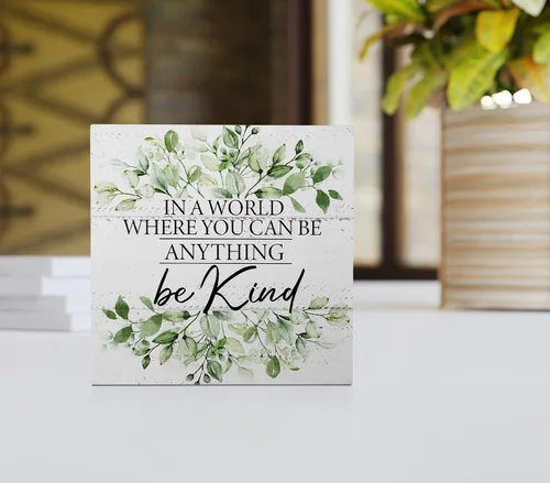 Vista 2 de Letrero de madera con texto en inglés «In a World Where You Can Ba Anything Be Kind», decoración de escritorio con cita rústica de bondad