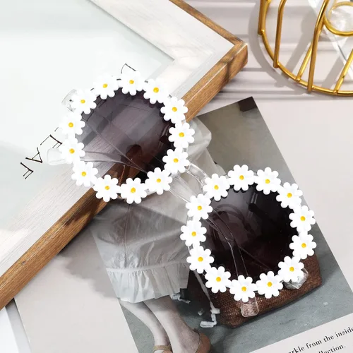 Vista 5 de AWAYTR Juego de 3 piezas de disfraz hippie para mujer, diadema de flores bohemias de los años 70, collar dorado con signo de la paz, lentes de sol