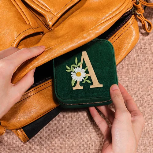 Vista 6 de GSPY Joyero de viaje de terciopelo, estuche de viaje pequeño, joyero personalizado con inicial, organizador de joyas de viaje, regalos de monograma