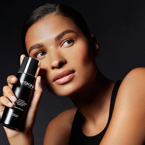 Vista 2 de 111Skin Celestial Black Diamond Essence, restaura la opacidad y apoya la fórmula antienvejecimiento de colágeno, péptidos de diamante y cobre