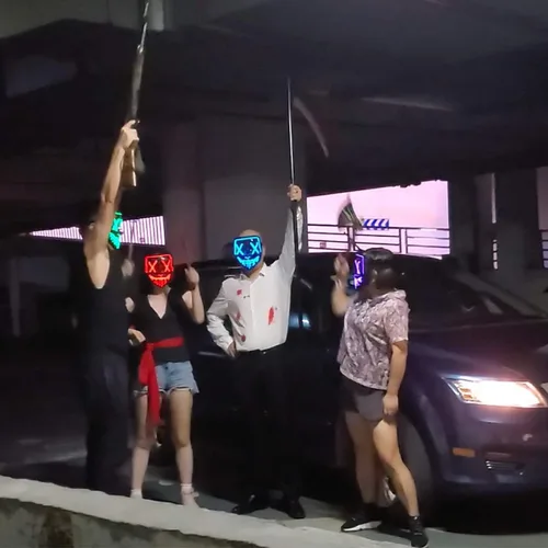 Vista 7 de Paquete de 2 máscaras de Purga de Halloween, máscara de luz LED, máscara de miedo para hombres, niños, cosplay, Halloween, fiestas de máscaras