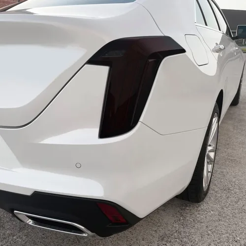 Vista 3 de Tinte de humo de vinilo precortado para Cadillac CT4 2020-2023 (20% humo oscuro, 1. luz trasera)