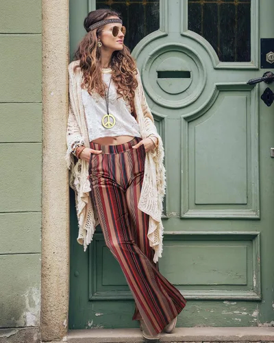 Vista 5 de Unittype Disfraz hippie de los años 60 y 70 para mujer, pantalón bohemio, acampanado, con signo de la paz, aretes para fiesta de cosplay, Poliéster
