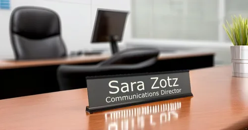 Vista 4 de Placa personalizada con nombre de 2 x 8 pulgadas, con soporte para pared o escritorio, personalizable