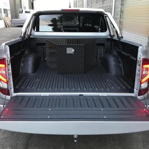 Vista 8 de TUFFIOM Caja de Herramientas para Cama de Camión de Aluminio de 33", Caja de Herramientas de Remolque de Placa Diamantada de Servicio Pesado