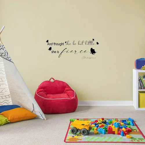 Vista 2 de Adhesivo decorativo para pared con cita en inglés «She is Fierce Shakespeare» para habitación infantil, guardería, guardería, decoración del hogar