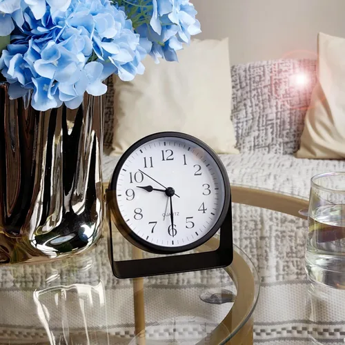 Vista 8 de Reloj despertador analógico, silencioso sin tictac, funciona con pilas con luz suave nocturna bajo demanda, reloj de escritorio de metal giratorio