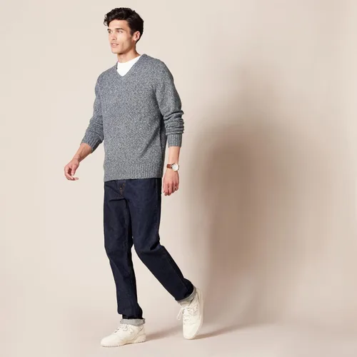 Vista 5 de Tienda Essentials Suéter de manga larga con cuello en V suave para hombre