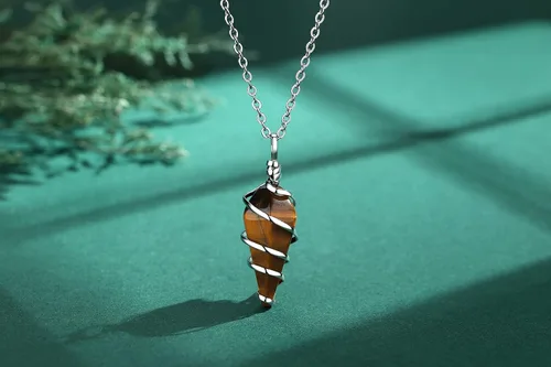 Vista 2 de QINJIEJIE Collar de cristal curativo, joyería de cristal reiki, piedras de cuarzo natural, piedras preciosas hexagonales, alambre envuelto