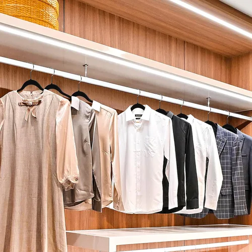 Vista 8 de Quality Hangers Perchas de plástico que no son de terciopelo para la ropa, juego de perchas resistentes para ropa, perchas para armario que ahorran