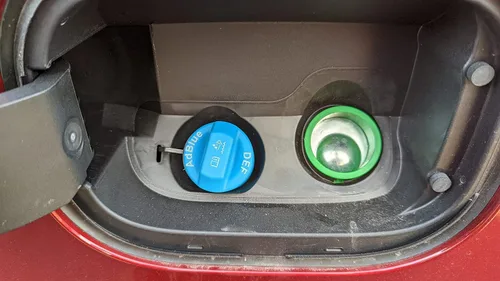 Vista 3 de Tapa magnética del sistema de combustible para GM 3.0L Duramax (2020–2026) Compatible con Silverado y Sierra, evita la suciedad y la contaminación