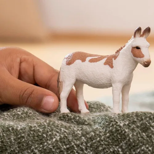 Vista 2 de Schleich Farm World - Figura de animal de burro manchado americano – Juguete de animal de granja altamente detallado y duradero, juego divertido