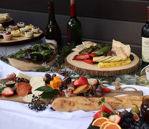 Vista 11 de Bandeja Lipper International de corteza de árbol de acacia para servir queso, galletas y aperitivos