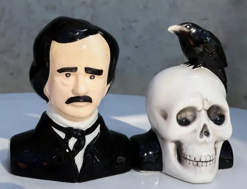 Vista 9 de Ebros Gift Poeta gótico Edgar Allen Poe con cuervo negro en el cráneo decorativo de cerámica salero y pimentero Figuritas Quoth The Raven Nevermore