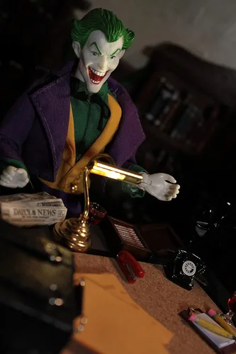 Vista 13 de DC Comics - Figura de acción de The Joker de 8 pulgadas
