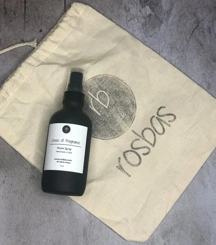 Vista 3 de Rosbas Spray de habitación, aroma a vainilla de frambuesa negra, botella de vidrio negro, 4 onzas, bolsa de algodón con cordón, ambientador