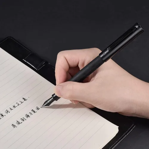 Vista 8 de HONG DIAN Black Forest Max - Pluma estilográfica, punta mediana con recubrimiento de titanio, nudo chino, grabado, bolígrafo de escritura suave