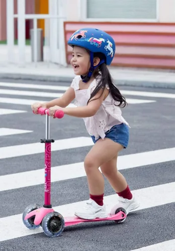 Vista 6 de Micro Mini Patinete LED Lean-to-Steer Design, Adjustable T-Bar Grows with Your Child, Motion-Activated LED PU Wheels, Swiss-Engineered. Rosa