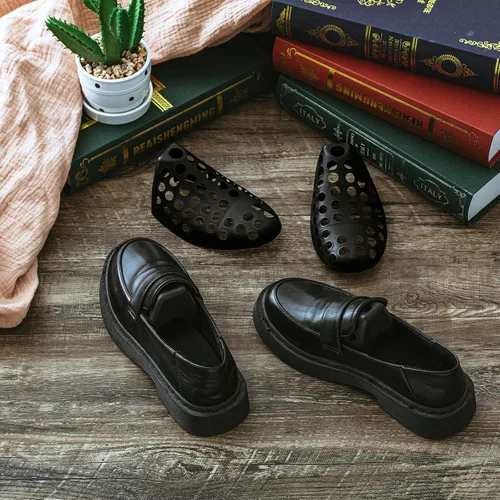 Vista 6 de 10 pares de árboles grandes de plástico para zapatos deportivos aireados para zapatos y botas, color negro