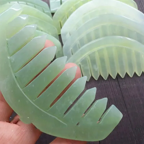 Vista 2 de 4 unids verde naturaleza jade piedra masaje peine tradicional natural jade masajeador de acupuntura terapia de cabeza tratamiento de punto gatillo