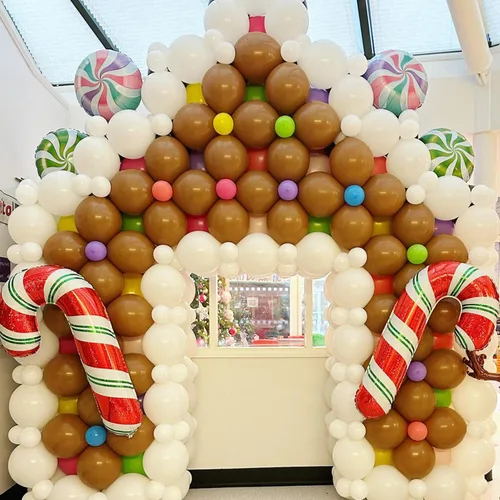Vista 5 de Kit de 440 piezas de globos de Navidad para casa de jengibre, arco de globos marrón y blanco con piruletas, bastones de caramelo, hombre de jengibre