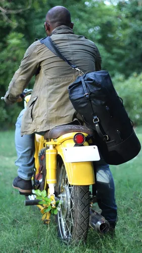 Vista 19 de Bolsa de lona para motocicleta de cuero genuino de grano completo resistente de inspiración militar Alforja Bolsa de fin de semana Con correas