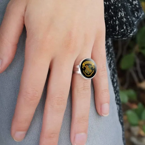 Vista 2 de GRAPHICS & MORE Harry Potter Ilustrated Hogwart's Crest Silver Plated Adjustable Novelty Ring