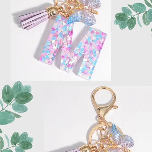 Vista 4 de Llavero con letra inicial del alfabeto de resina morada, azul, rosa, borla, mariposa, llavero para bolso, cartera, bolso, llaves del coche