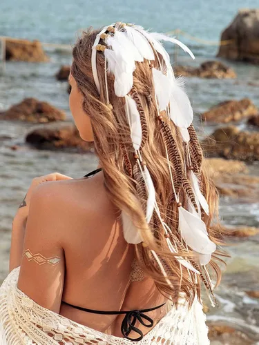 Vista 3 de GORTIN Diadema de plumas bohemias, diadema india hippie, tocado gitano blanco, trajes bohemios, accesorios para el cabello para mujer