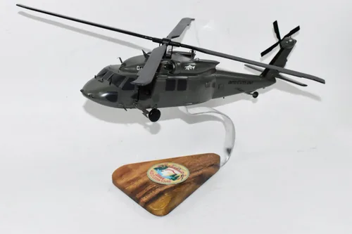 Vista 2 de Sikorsky® UH-60 Black Hawk 2-211º Regimiento de Aviación, modelo a escala de caoba de 16