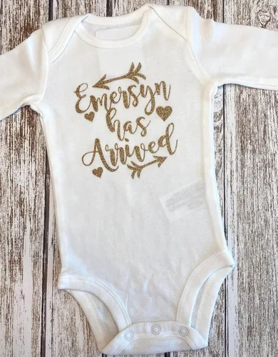 Vista 3 de Personalized Baby Girl Has Arrived Bodysuit Gold Glitter Design Add Any Name Optional Accessories