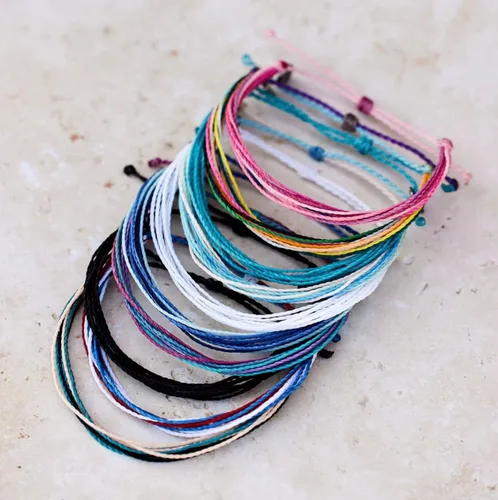 Vista 3 de Pura Vida Paquete de pulseras de la amistad, juego de 10 pulseras apilables para mujer, pulseras hechas a mano y pulseras bonitas, accesorios