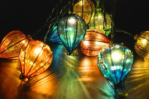 Vista 3 de 11 pies de luces de cadena multicolor con 10 bombillas, luces LED decorativas impermeables y conectables con certificación UL para colgar en patio